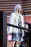 Julia Sanina. Aufführungen von Künstlern. 15.12.2013 — Партийная ZONA (Looks: blonde Haare, weißer Pelzmantel, blaues Kleid)