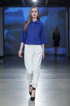 Desfile de ALEXANDER PAVLOV — Riga Fashion Week AW13/14 (looks: blusa azul, pantalón blanco, zapatos de tacón negros)