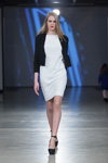 Modenschau von ALEXANDER PAVLOV — Riga Fashion Week AW13/14 (Looks: weißes Mini Kleid, schwarzer Blazer, schwarze Pumps)