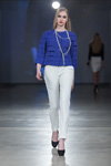 Показ ALEXANDER PAVLOV — Riga Fashion Week AW13/14 (наряды и образы: синяя блуза, белые брюки, чёрные туфли, белые бусы)
