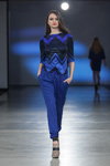 Modenschau von ALEXANDER PAVLOV — Riga Fashion Week AW13/14 (Looks: blaue Hose, bunter Pullover)