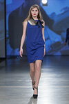 Desfile de ALEXANDER PAVLOV — Riga Fashion Week AW13/14 (looks: vestido azul, zapatos de tacón negros)