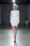 Desfile de ALEXANDER PAVLOV — Riga Fashion Week AW13/14 (looks: sombrero blanco, vestido blanco corto, zapatos de tacón negros)
