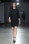 Pokaz ALEXANDER PAVLOV — Riga Fashion Week AW13/14 (ubrania i obraz: sukienka czarna, półbuty czarne)