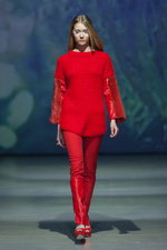 Паказ Alexandra Westfal — Riga Fashion Week AW13/14 (нарады і вобразы: чырвоны джэмпер, чырвоныя штаны, чырвоныя туфлі)