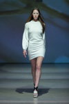 Desfile de Alexandra Westfal — Riga Fashion Week AW13/14 (looks: vestido blanco corto)