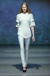 Паказ Alexandra Westfal — Riga Fashion Week AW13/14 (нарады і вобразы: белыя штаны, белы джэмпер, чорныя туфлі)