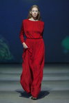 Desfile de Alexandra Westfal — Riga Fashion Week AW13/14 (looks: vestido de noche rojo)