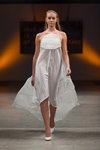 Modenschau von Alexandra Westfal — Riga Fashion Week SS14 (Looks: weißes Kleid, weiße Pumps)