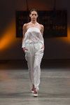 Desfile de Alexandra Westfal — Riga Fashion Week SS14 (looks: top blanco, pantalón blanco, zapatos de tacón blancos)