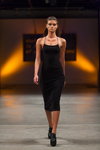 Desfile de Alexandra Westfal — Riga Fashion Week SS14 (looks: vestido negro)