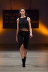 Desfile de Alexandra Westfal — Riga Fashion Week SS14 (looks: top negro, falda con cremallera negra, botas negras)