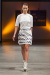 Desfile de Alexandra Westfal — Riga Fashion Week SS14 (looks: top blanco, falda blanca)