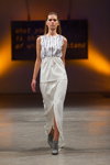 Modenschau von Alexandra Westfal — Riga Fashion Week SS14 (Looks: weißes Kleid mit Schlitz)