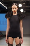 Desfile de Amoralle — Riga Fashion Week SS14 (looks: body negro, medias de nailon con costura raya negras)