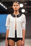 Показ Amoralle — Riga Fashion Week SS14 (наряди й образи: біла блуза, чорні нейлонові панчохи)
