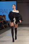 Показ Amoralle — Riga Fashion Week SS14 (наряди й образи: чорні нейлонові панчохи, чорні туфлі)