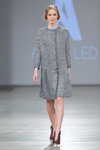 Desfile de Anna LED — Riga Fashion Week AW13/14 (looks: vestido gris)