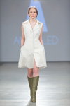 Показ Anna LED — Riga Fashion Week AW13/14 (наряди й образи: біла сукня-сорочка, чоботи кольору хакі)