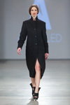 Desfile de Anna LED — Riga Fashion Week AW13/14 (looks: abrigo negro)