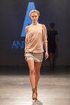 Показ Anna LED — Riga Fashion Week SS14 (наряди й образи: тілесний джемпер, бежеві шорти)