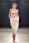 Modenschau von Anna LED — Riga Fashion Week SS14 (Looks: hautfarbener Pullover, weiße Hose)