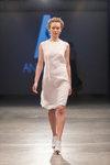 Desfile de Anna LED — Riga Fashion Week SS14 (looks: vestido blanco)