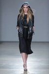Pokaz Comeforbreakfast — Riga Fashion Week AW13/14 (ubrania i obraz: kamizelka czarna, sukienka czarna, półbuty srebrne)