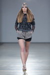 Modenschau von Comeforbreakfast — Riga Fashion Week AW13/14 (Looks: grauer Pullover, graue Shorts)