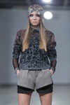 Modenschau von Comeforbreakfast — Riga Fashion Week AW13/14 (Looks: grauer Pullover, graue Shorts)