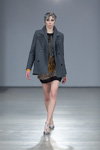 Modenschau von Comeforbreakfast — Riga Fashion Week AW13/14 (Looks: grauer Blazer, silberne Pumps)
