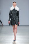 Показ Ieva Daugirdaitė — Riga Fashion Week AW13/14 (наряды и образы: чёрное кожаное пальто мини, белые колготки в крупную сетку)