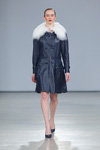 Показ Ieva Daugirdaitė — Riga Fashion Week AW13/14 (наряды и образы: синее пальто, белые колготки в крупную сетку)