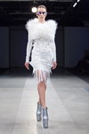 Показ Janis Sne — Riga Fashion Week SS14 (наряди й образи: біла коктейльна сукня з бахромою, срібні туфлі)
