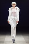 Показ Janis Sne — Riga Fashion Week SS14 (наряды и образы: белое платье, белый жакет)