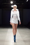 Показ Janis Sne — Riga Fashion Week SS14 (наряды и образы: белое коктейльное платье мини, белый жакет)