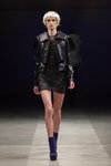 Desfile de Janis Sne — Riga Fashion Week SS14 (looks: chaqueta con cremallera negra, vestido negro transparente, botas violetas)