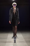 Desfile de Janis Sne — Riga Fashion Week SS14 (looks: vestido negro, pantis negros)