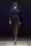 Modenschau von Janis Sne — Riga Fashion Week SS14 (Looks: schwarzer Mantel, schwarze Strumpfhose)
