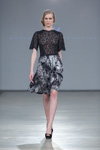 Pokaz Katya Katya Shehurina — Riga Fashion Week AW13/14 (ubrania i obraz: top z gipiury czarny, spódnica czerwono-biała, półbuty czarne)