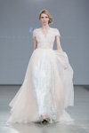 Modenschau von Katya Katya Shehurina — Riga Fashion Week AW13/14 (Looks: weißes Hochzeitskleid)