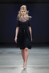 Desfile de Katya Katya Shehurina — Riga Fashion Week SS14 (looks: vestido negro)