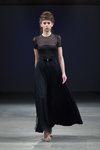 Desfile de Katya Katya Shehurina — Riga Fashion Week SS14 (looks: vestido de noche negro)