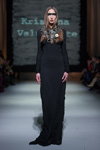 Desfile de Kristina Valančiūtė — Riga Fashion Week AW13/14 (looks: vestido de noche negro)