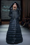 Показ Kristina Valančiūtė — Riga Fashion Week AW13/14 (наряди й образи: чорна стьобана куртка з капюшоном)