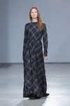 Pokaz Lena Tsokalenko — Riga Fashion Week AW13/14 (ubrania i obraz: sukienka w kratę maksi szara)