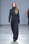 Desfile de Lena Tsokalenko — Riga Fashion Week AW13/14 (looks: maxi vestido negro)