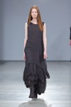 Modenschau von Lena Tsokalenko — Riga Fashion Week AW13/14 (Looks: schwarzes Abendkleid mit Tupfen)