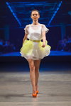 Pokaz M-Couture — Riga Fashion Week SS14 (ubrania i obraz: suknia koktajlowa biała, półbuty pomarańczowe)