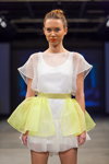 Desfile de M-Couture — Riga Fashion Week SS14 (looks: vestido de cóctel blanco)